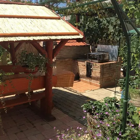 Gyongyi Апартаменты *